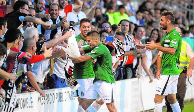Jesús Álvaro, Óscar Ramírez y Arturo celebran el segundo gol con la afición./Antonio Gil / AGM