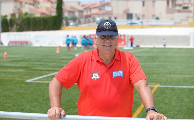José Carlos Trasante posando en el campus de fútbol base de la UPCT, el pasado jueves en La Vaguada.