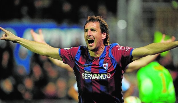 Mikel Arruabarrena celebra un gol en su etapa en el Eibar.
