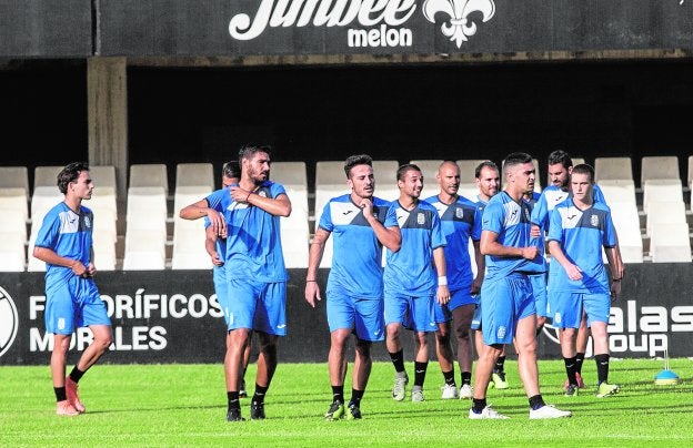 Moisés, Álvaro González y Cristo, en primer término, en el entrenamiento del miércoles en el Cartagonova.