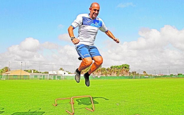 Alberto Monteagudo saltando una valla al acabar el entrenamiento del viernes en Pinatar Arena.