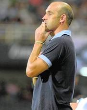 Alberto Monteagudo siguiendo el desarrollo del juego.
