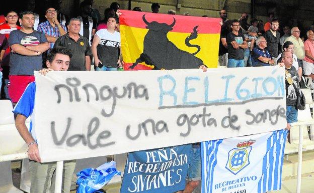 Aficionados del Recreativo, de la peña Sivianes, el sábado en la tribuna baja del Cartagonova.