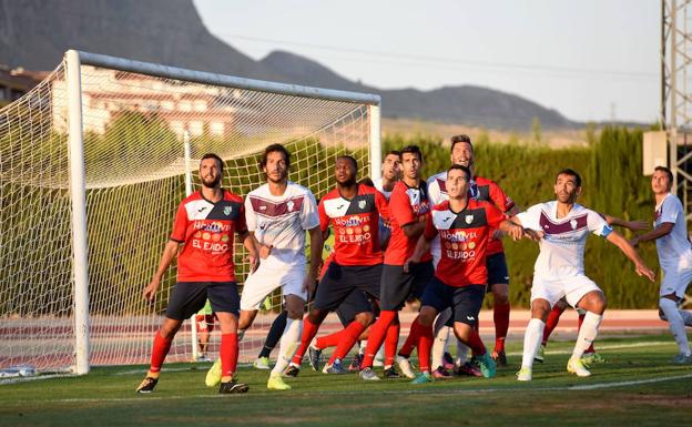 Jugadores del CD El Ejido 2012 defendiendo un saque de esquina, el pasado domingo en el campo del Jumilla.