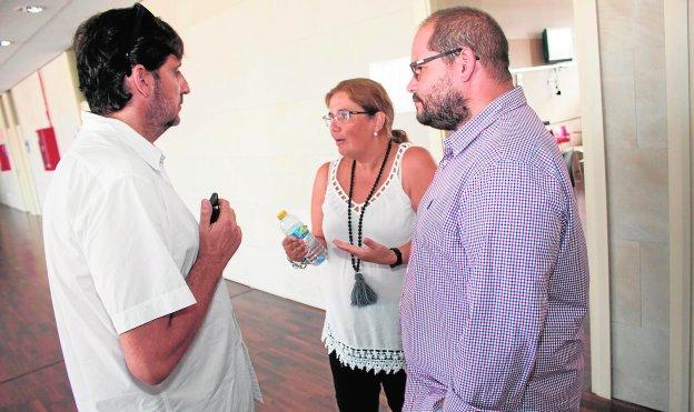 Cristina Bustillo y Raúl Moro hablando con el periodista José Otón, de 'La Verdad', el pasado viernes en la Nueva Condomina.