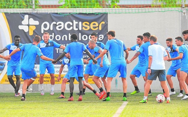 Los jugadores del Efesé, en corro, en el entrenamiento del viernes en Nueva Cartagena.