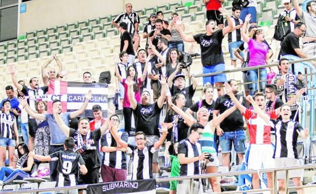Los aficionados del Efesé celebran el tanto de Moussa, anoche en El Ejido.