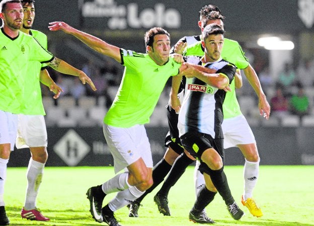 Míchel Zabaco lucha con un contrario en el partido ante el Recreativo de la primera jornada.