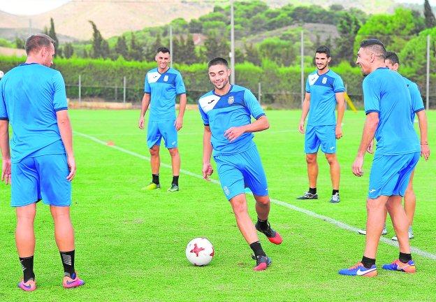 Jesús Álvaro, en el centro de un rondo, en la sesión de trabajo.
