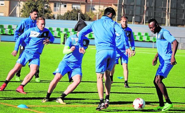 Jugadores del Efesé durante un rondo en un entrenamiento de esta semana en el campo de la Esperanza./FC Cartagena