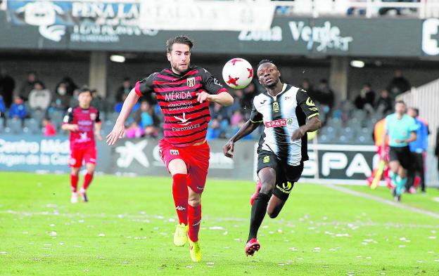 Owusu corre junto a José Cruz, el pasado domingo./J. M. Rodríguez / AGM