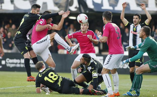 Sergio Jiménez intenta robale el balón a Añón./J. M. Rodríguez / AGM