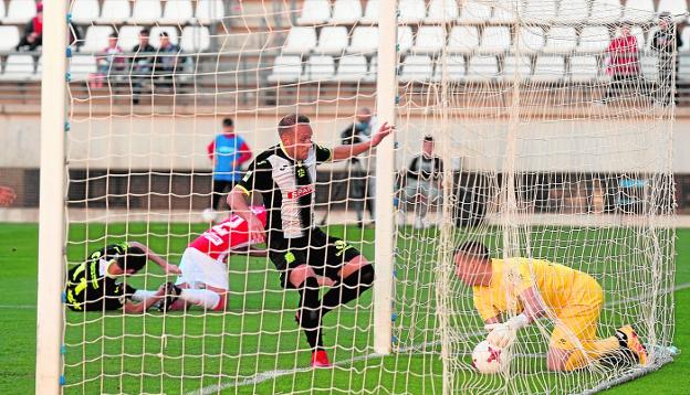 Aketxe acude a recoger la pelota al fondo de la red tras marcar Rubén Cruz, el domingo en el derbi./Javier Carrión / AGM