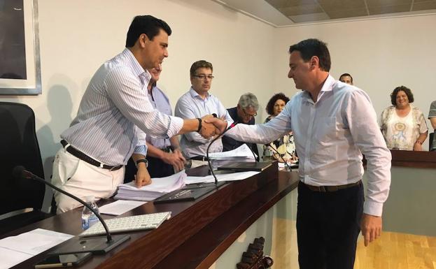 El alcalde felicita al nuevo edil Sergio Martínez en el Pleno de hoy, jueves.
