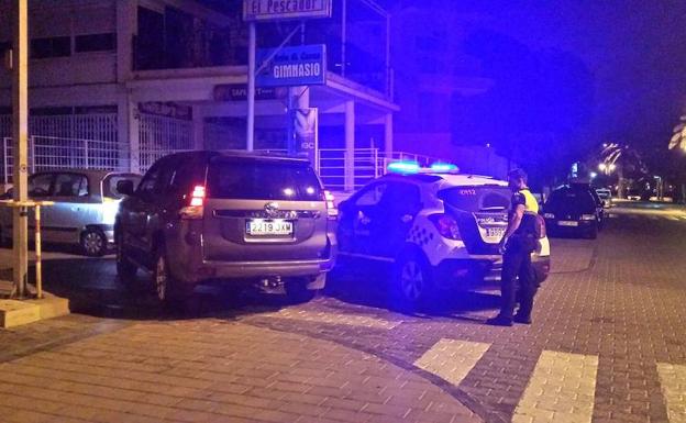 Una patrulla de la Policía Local, junto al coche robado.