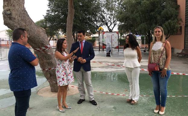 De izqda a dcha, el portavoz de la AMPA, Mariano JIménez, la directora de Centros, Remedios Lajara; el alcalde José Miguel Luengo, la directora Julia Samper y la edil Pérez.