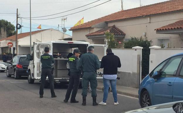 Agentes de la Guardia Civil en la puerta de la vivienda de los fallecidos./ALEXIA SALAS