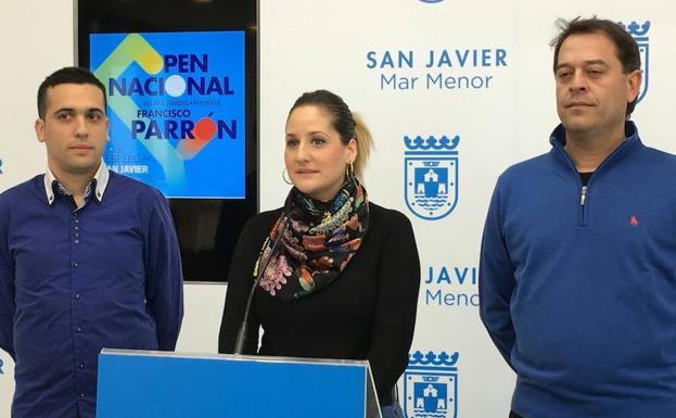 El campeón local del billar, David Zapata, a la izquierda, con la edil Masegosa y Francisco Jareño. /Ayto