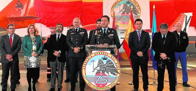 El coronel y director Miguel Ivorra, acompañado de las autoridades, durante la presentación de los actos del 75 aniversario./ A. Salas