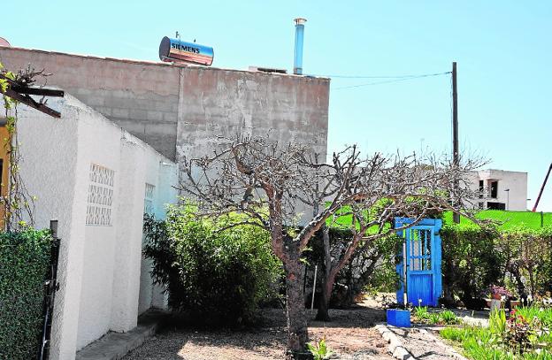 Imagen de la tapia del chalé ilegal que el Ayuntamiento quiere derribar./Alexia Salas