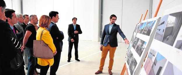 El arquitecto explica el proceso de construcción de las nuevas instalaciones del servicio./ A. S.
