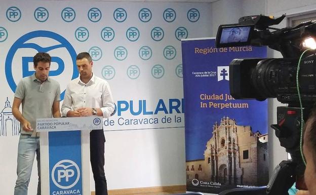 José Santiago Villa y José Francisco García durante la rueda de prensa. /PP CARAVACA