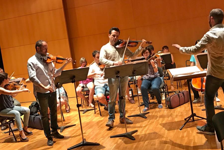 Los miembros de la Orquesta Sinfónica de la Región de Murcia con los solistas Darling Dyle y Rumen Cvetkov durante un ensayo dirigido por César Álvarez