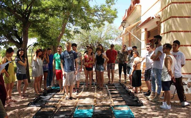 Los participantes en el intercambio realizando actividades al aire libre.