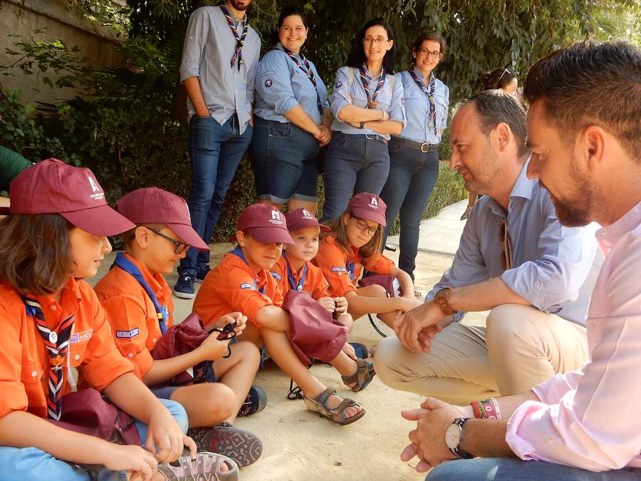 El consejero Javier Celdrán conversa con un grupo de scout.