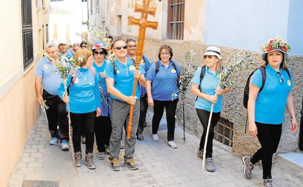 Un grupo de peregrinos durante la subida hacia el Castillo de Caravaca.