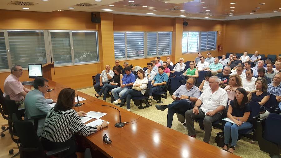 El consejero Francisco Jódarse dirige a los representantes de los Ayuntamientos