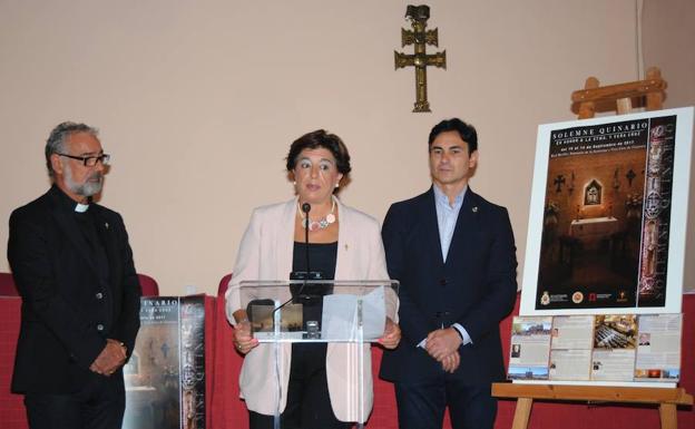 El rector de la basílica, Emilio Sánchez; la hermana mayor de la Cofradía, Elisa Giménez-Girón, y el secretario, Andrés Torres.