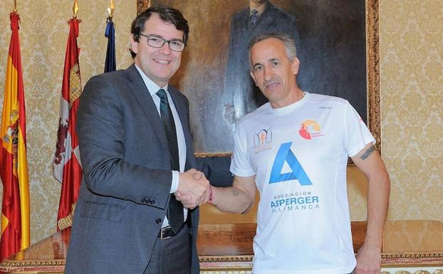 El alcalde de Salamanca, Alfonso Fernández, estrechando la mano a Luis Montero.