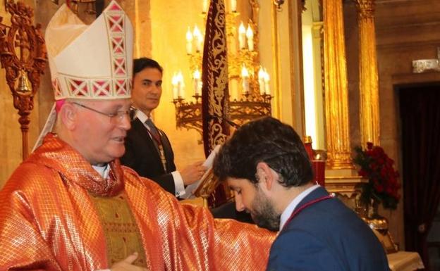Monseñor Lorca Planes impuso la cruz de hemano cofrade a López Miras.