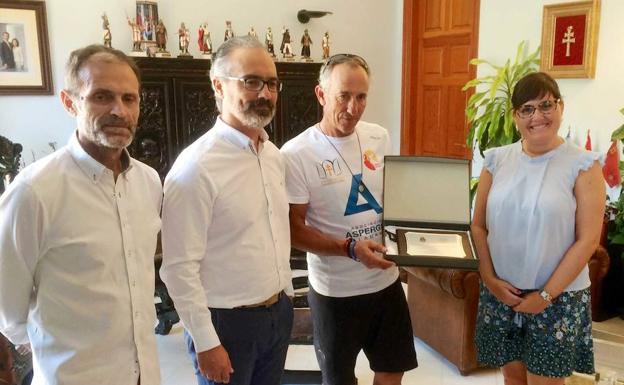 El peregrino Luis Montero posa junto al alcalde, José Moreno; la concejal de Turismo, Gloria Gómez, y el concejal de Servicios Públicos, Antonio Donate.