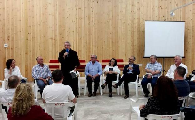 El padre Pascual Gil presentando la Guía del Camino de San Juan de la Cruz. /SDC