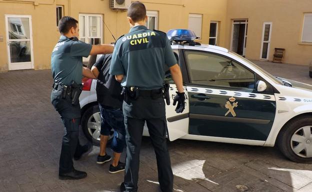 Los agentes de la Benemérita con el detenido./Guardia Civil