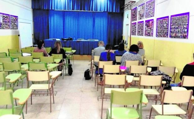 Alumnos en una de las clases del grado de calzado, en el instituto Chirinos./LV