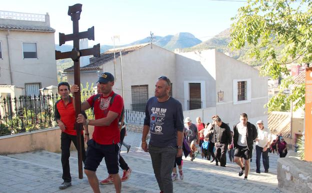 Reclusos y funcionaros del centro penitenciario de Campos del Río suben hacia la Basílica Menor-Santuario de Caravaca./Obispado de Cartagena