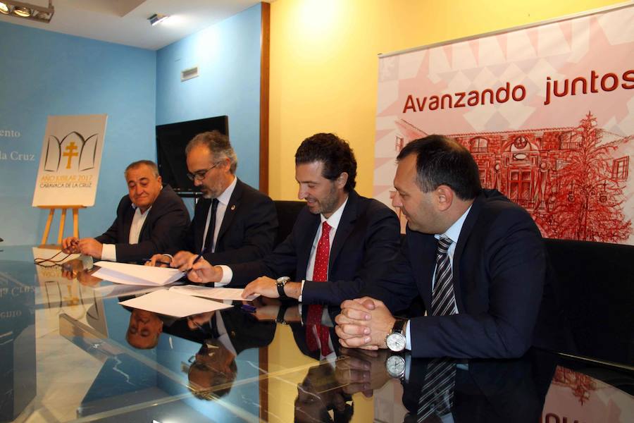 El alcalde, José Moreno, firma el convenio en presencia de los representantes de la FREMM. /AYTO. CARAVACA