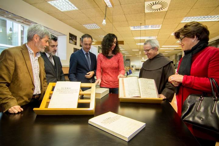 El prior de los padres carmelitas, Pascual Gil, contempla el Libreo de Becerro ya restaurado. /CARM