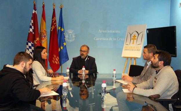Portavoces de los grupos municipales con la concejal de Hacienda y el alcalde, José Moreno. /AYTO. CARAVACA
