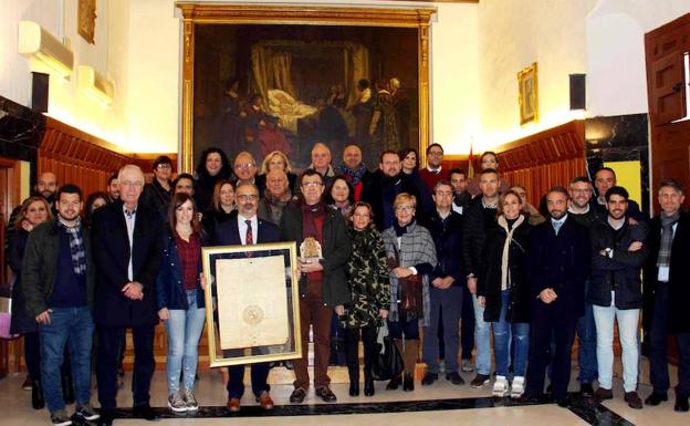 Los alcaldes de Murcia y Caravaca posan junto a los participantes en la peregrinación. /AYTO. CARAVACA