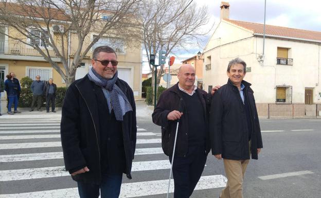 Tres personas cruzando la calle con uno de los semáforos automatizados./CARM
