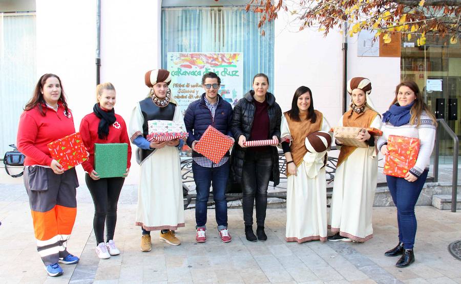La concejal de Servicios Sociales, ;María José Soria con los pajes de los Reyes Magos y dos voluntarias de Cruz Roja. /AYTO. CARAVACA