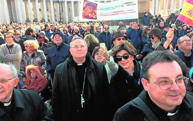 El obispo y la hermana mayor de la Vera Cruz, ayer, en el Ángelus./D. C.