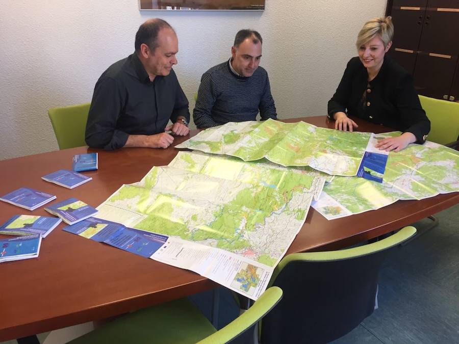 Consuelo Rosauro consulta los nuevos mapas. /CARM