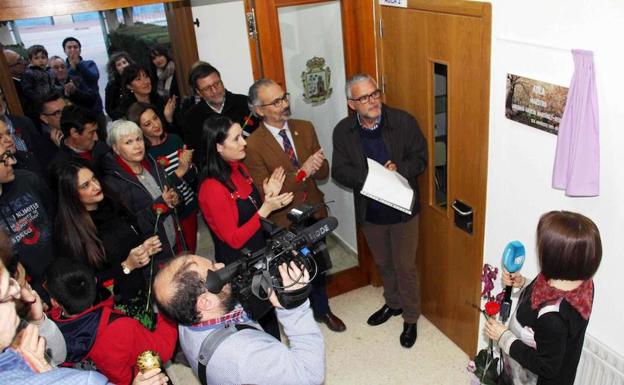 Descubren la placa que da nombre el nombre de Antonio García Martínez-Reina a una de las aulas del Centro. /SDC