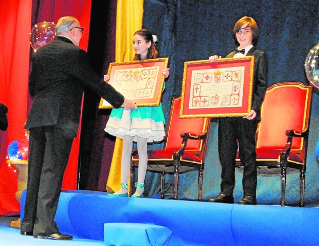 María Victoria y José Antonio, ayer, después de ser nombrados en el teatro Thuillier nuevos Infantes de Castilla. / J. F. Robles