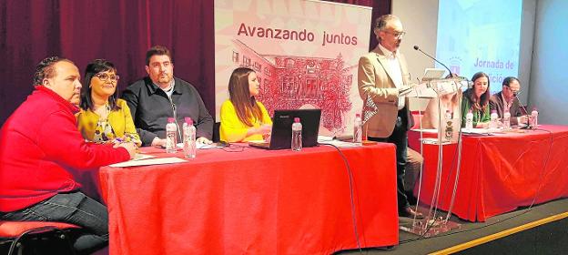 Acto celebrado el pasado 12 de marzo, en el que el equipo de Gobierno hizo balance de su gestión. La concejal de Hacienda, Julia Giménez, (4ª por la izquierda) escucha atentamente al alcalde, José Moreno, que está en el uso de la palabra./Juan F. Robles